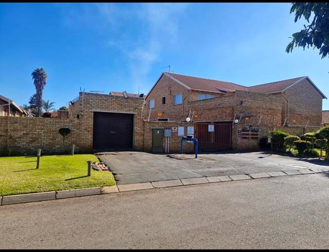 3 BEDROOM TOWNHOUSE FOR SALE IN TERENURE